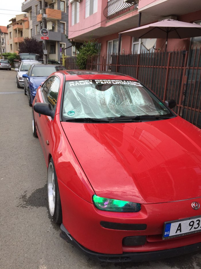 Красная Mazda 323f