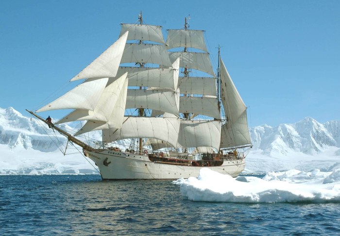 Корабль в море
