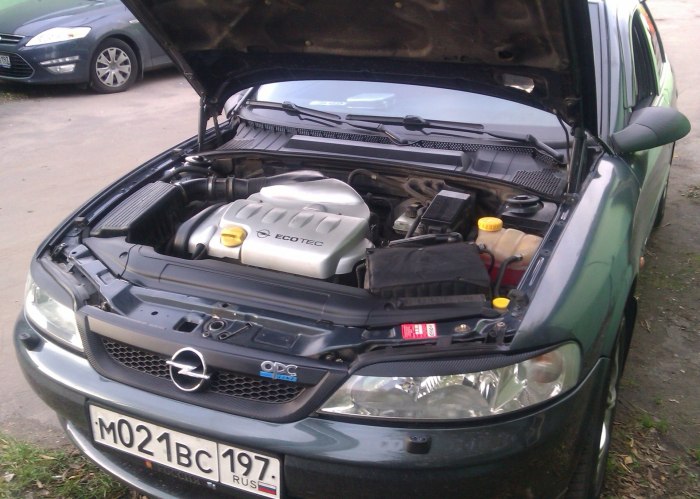 Opel Vectra 1.6 подкапотное пространство