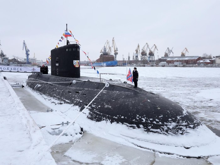 Российская подлодка с флагом