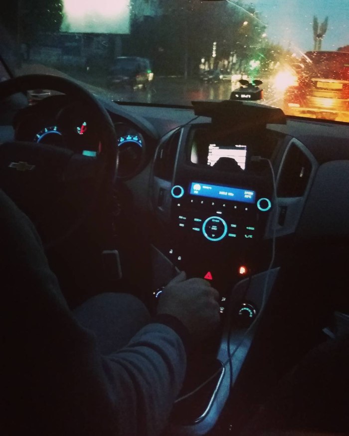Парень в машине без л ца