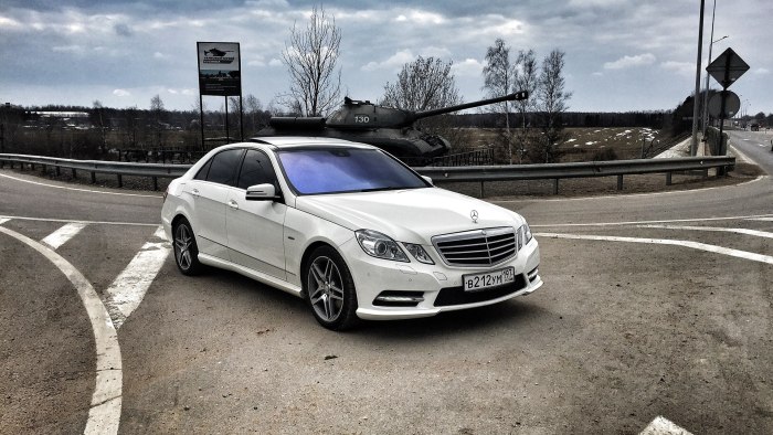 Мерседес Бенц е200 белый