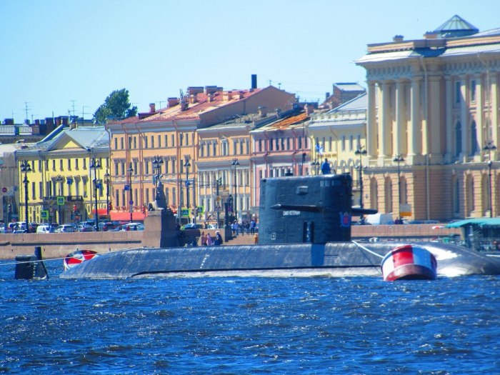 Подводная лодка на неве