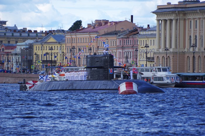 Подводная лодка в Неве в Питере