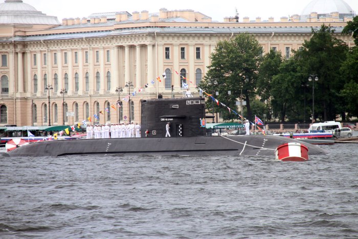 Подводная лодка в Петербурге на параде