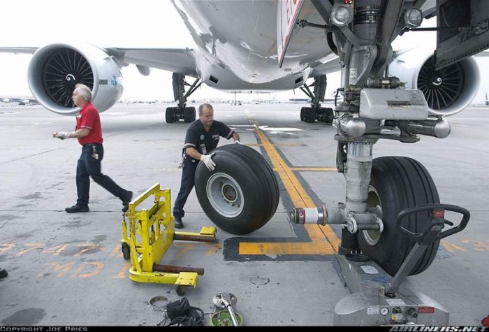 Передняя опора шасси SSJ 100