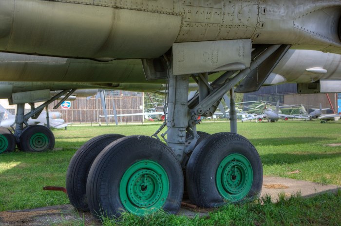 Ту-22 шасси