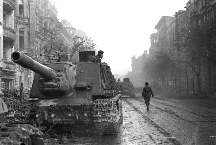 ИСУ-152 зверобой в Берлине