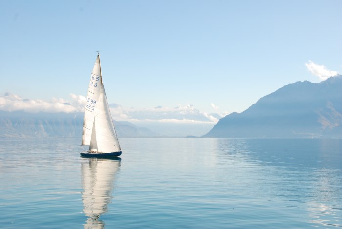 Море горы яхта