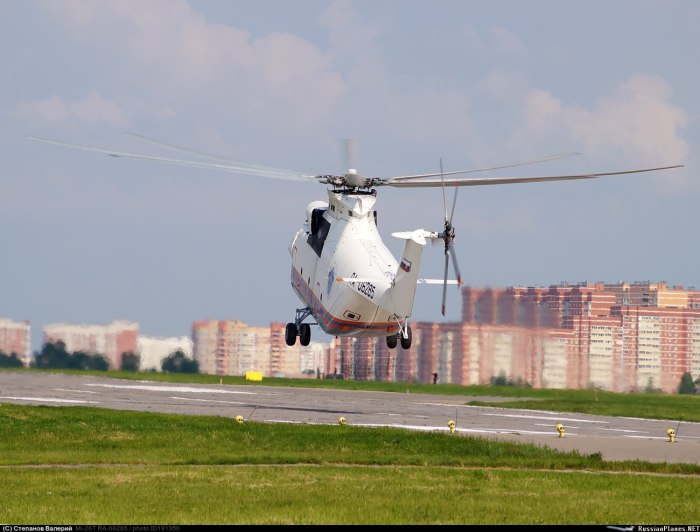 Ми-26 тащит американский вертолет
