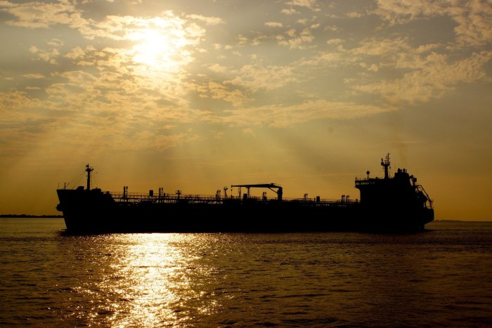 Танкер Волга нефть 103