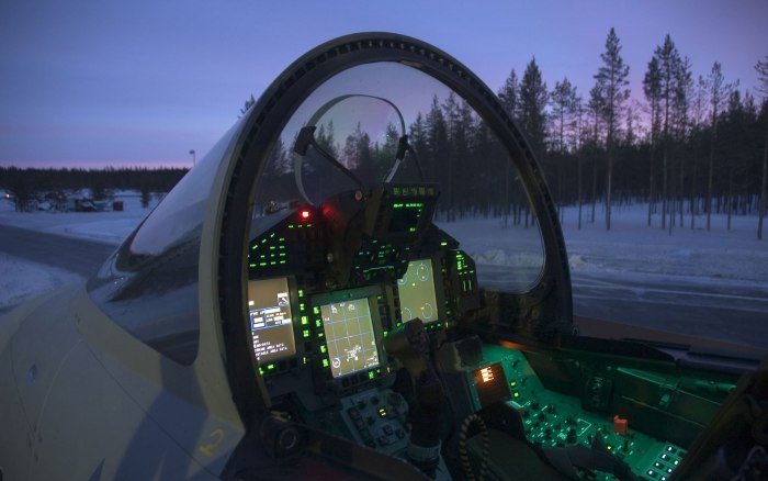 Приборная панель истребителя Су-35