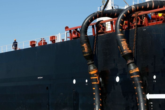 Перекачка нефти с танкера на танкер