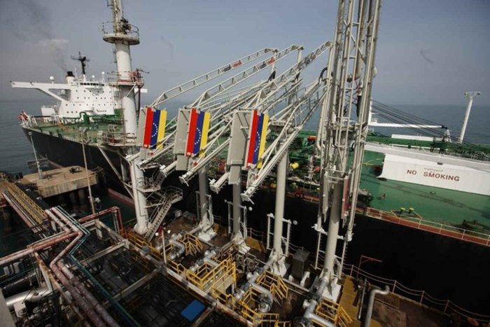 Погрузка нефти на танкер