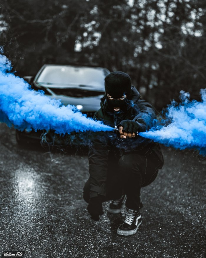 Пацан и дымовая шашка