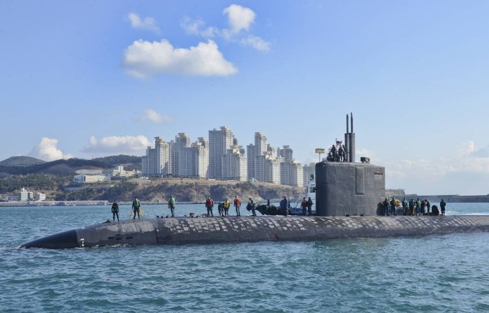 Российская подводная лодка у статуи свободы в США