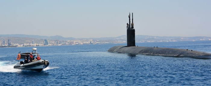 Подводная лодка всплыла в Америке