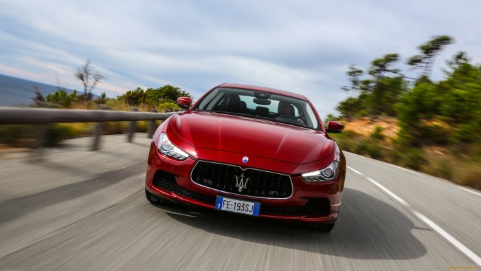 Maserati Ghibli красная