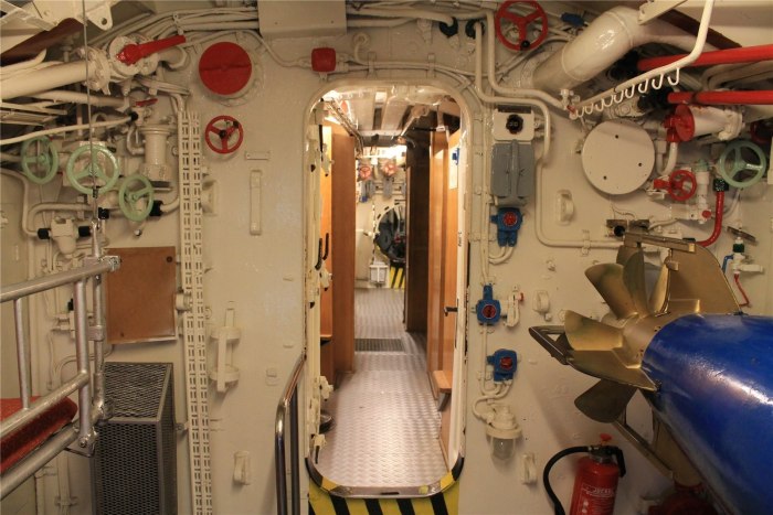 U Boat лодка внутри