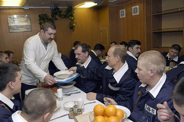 Столовая на подводной лодке