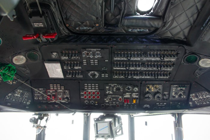 Приборная панель вертолета ми-8