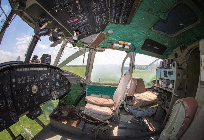Кабина вертолета ми-8