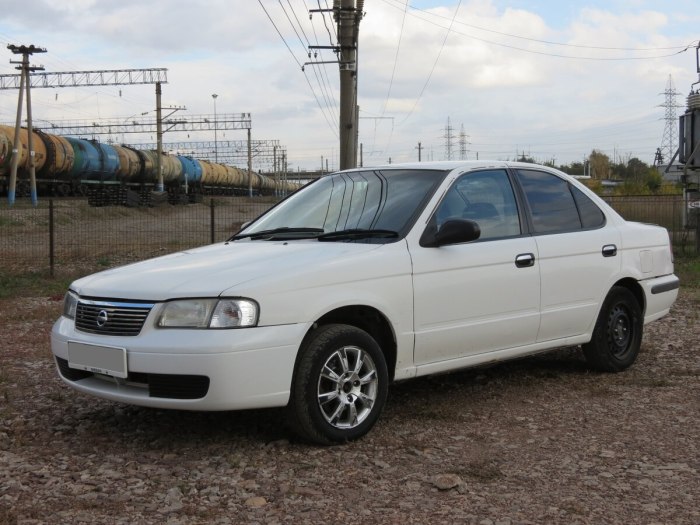 Nissan Sunny белый