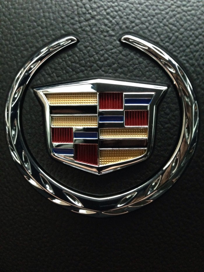 Знак Кадиллака на машине