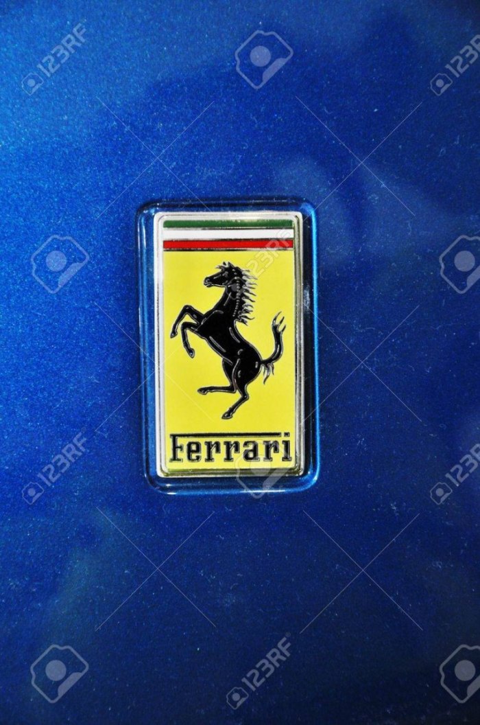 Феррари значок машины