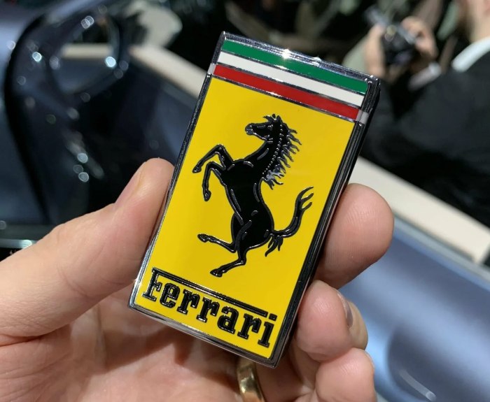 Феррари значок