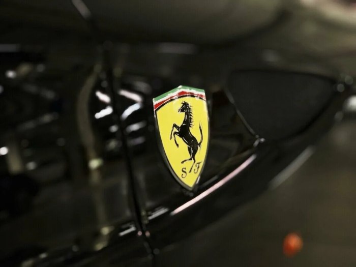 Ferrari черная