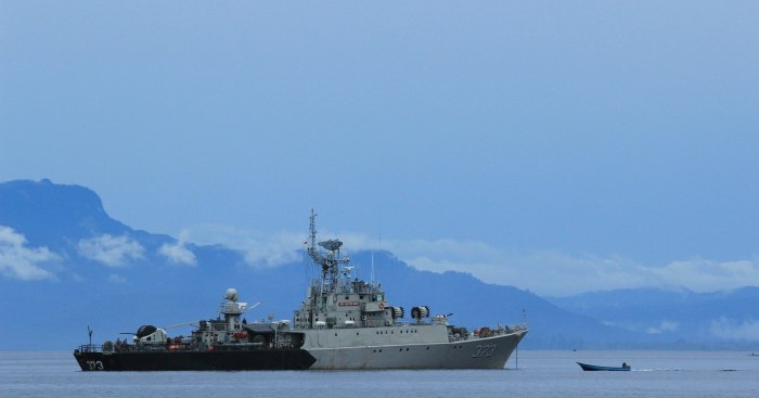 Военный корабль в море