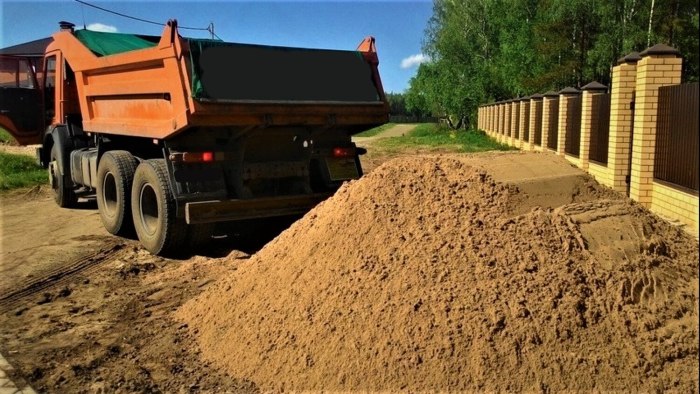 КАМАЗ 65115 выгружает песок