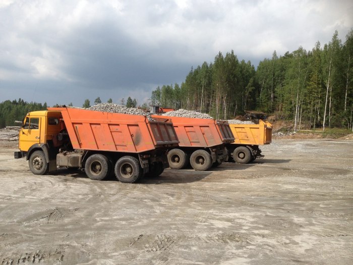 КАМАЗ 65115 выгружает песок