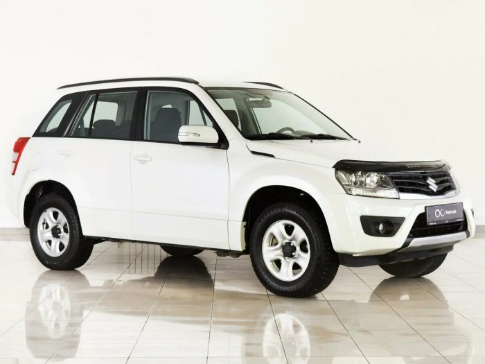 Suzuki Grand Vitara белая