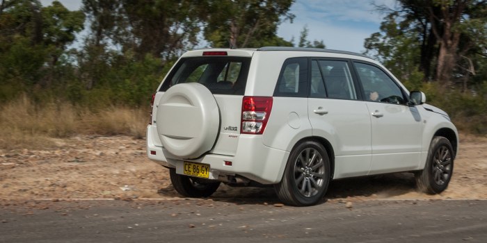 Suzuki Grand Vitara сбоку