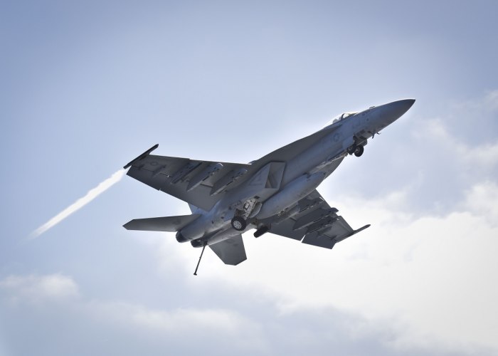 Серый военный самолет России