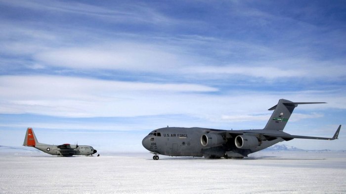 C) MCDONNELL Douglas c-17 самолет США