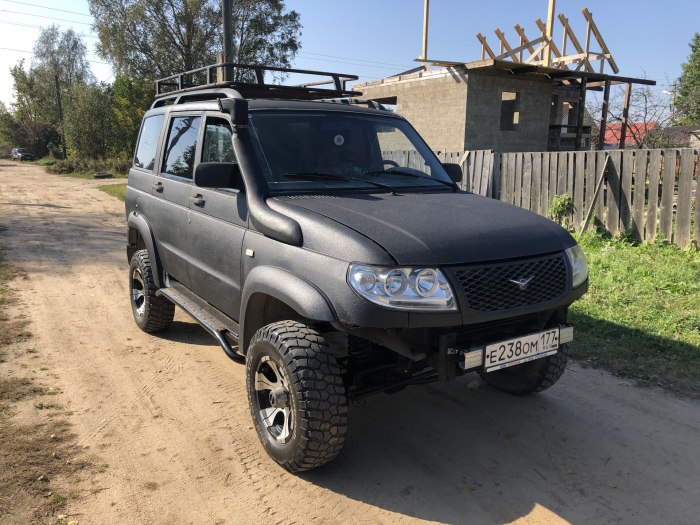 УАЗ Патриот в черном рапторе