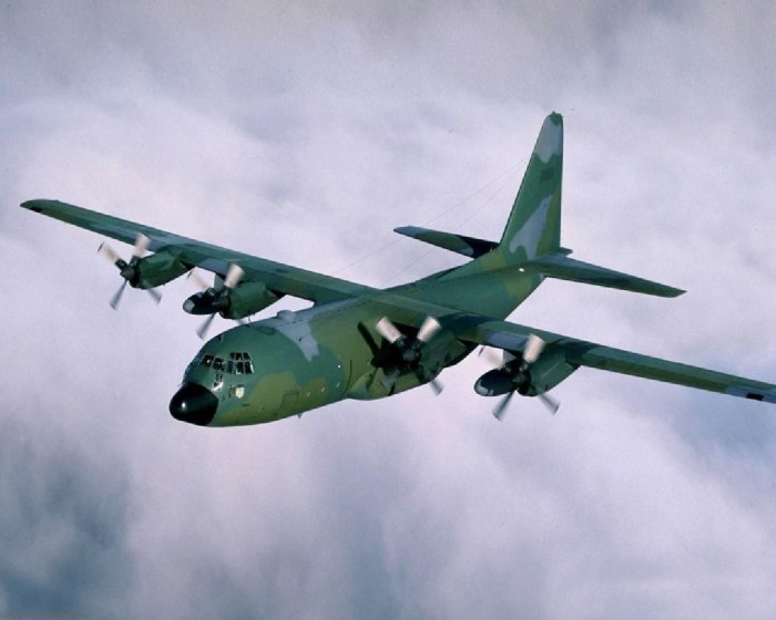 Военный самолет зеленый