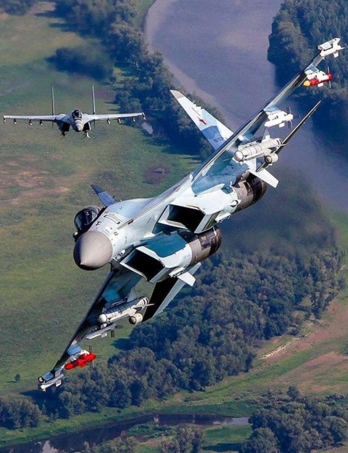Военный самолет Су 35