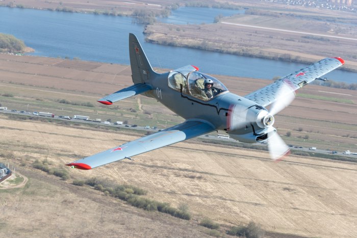 УТС 800 учебно тренировочный самолет