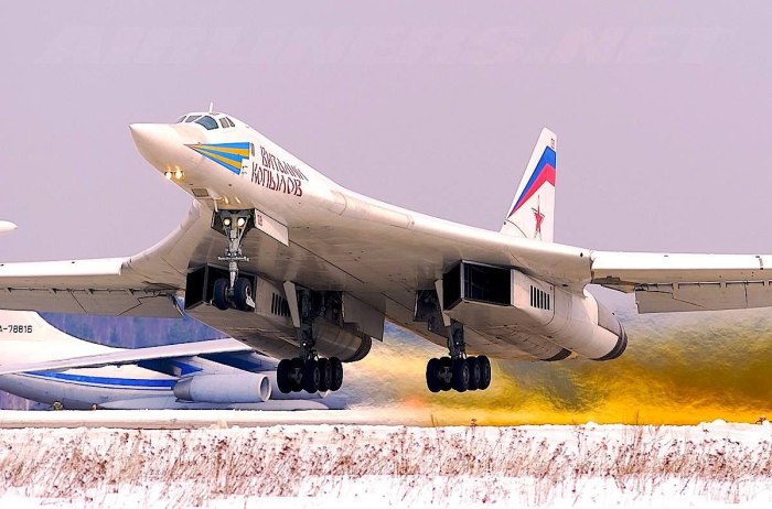 Стратегический сверхзвуковой ракетоносец-бомбардировщик ту-160
