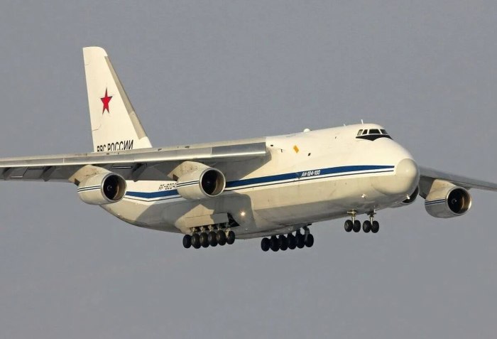 Самолет АН 124 100 Руслан