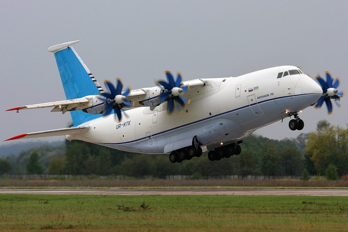 АН-70 военно-транспортный самолёт