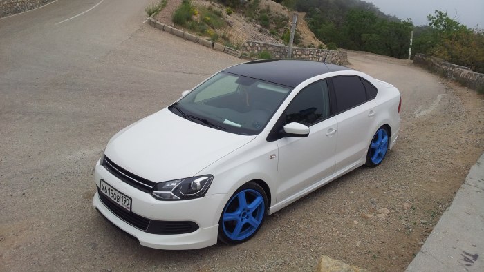 Белая Volkswagen Polo 2011