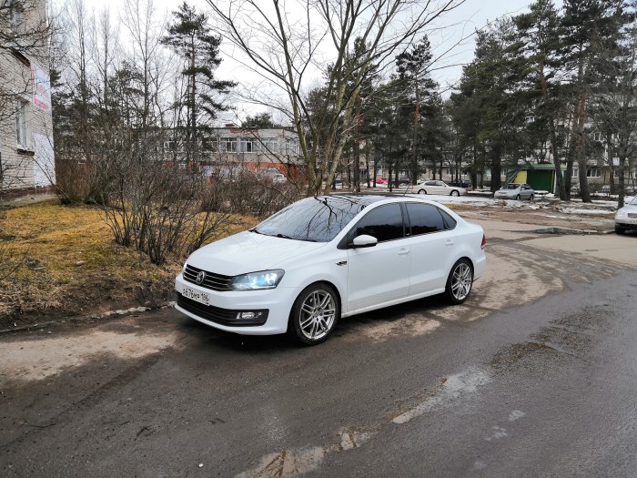 Volkswagen Polo с панорамной крышей