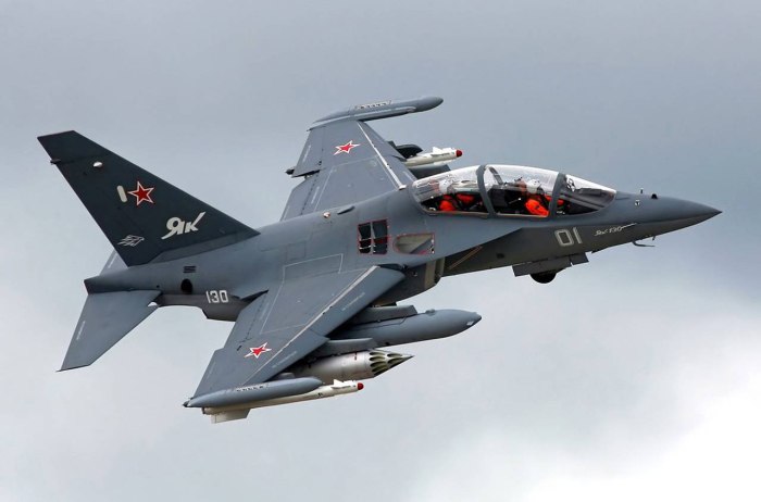 Военный самолет як 130