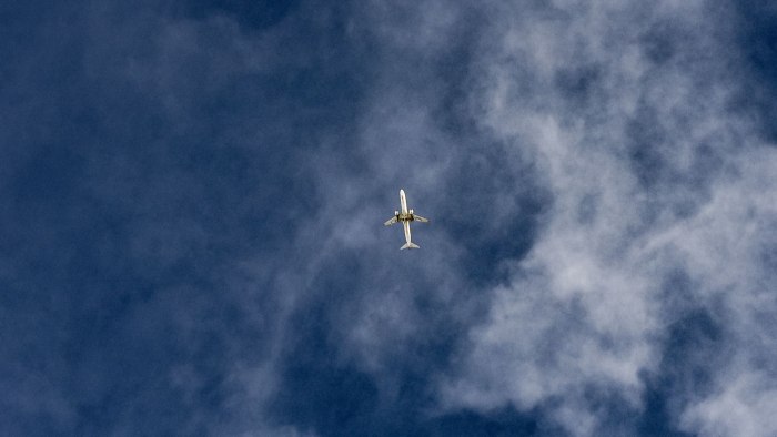 Самолет в небе вид сверху