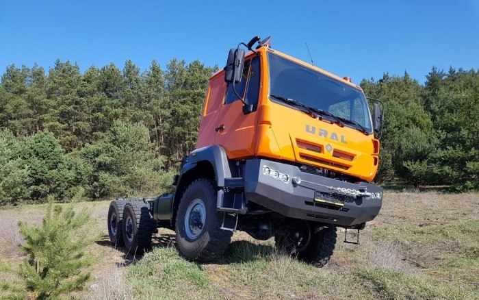 Урал бескапотный тягач